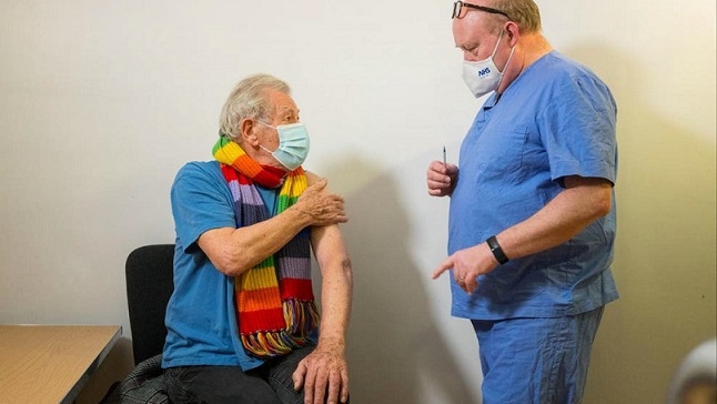 Иън Маккелън, който игра Гандалф се ваксинира