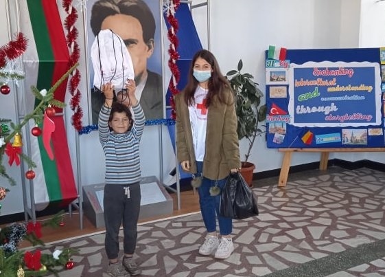 БЧК предоставя образователни комплекти на деца от социално слаби семейства