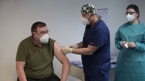 Ваксинирането срещу COVID-19 започна със здравен министър, владика и генерал