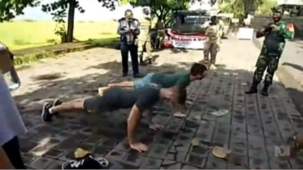 50 лицеви опори, ако не носиш маска на остров Бали (ВИДЕО)