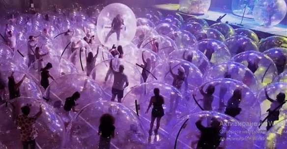 Рок банда прави концерт в антиCOVID балони (ВИДЕО)