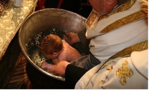 Свещеник удави 6-месечно бебе по време на кръщане в Румъния