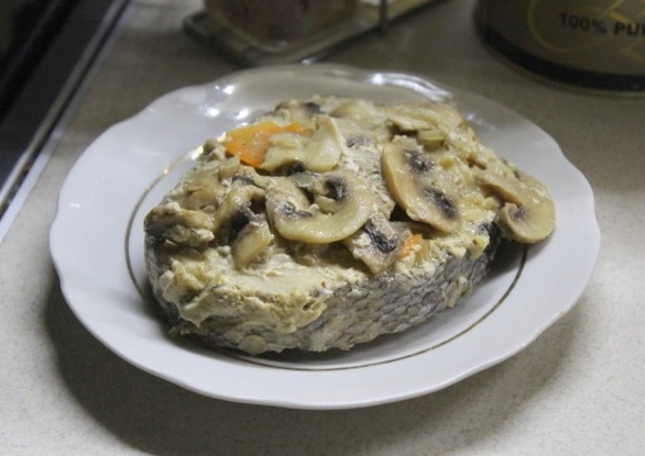 Печена риба хек с гъби и зеленчуци