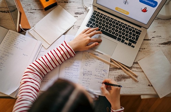 Написаха наръчник за родители за онлайн обучение