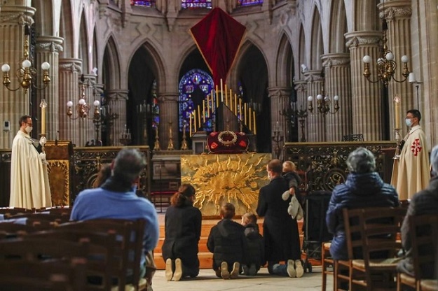 Велики петък в Западната църква в условия на пандемия (ГАЛЕРИЯ)