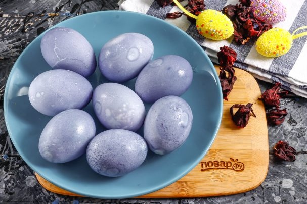 Небесно сини яйца с чай каркаде