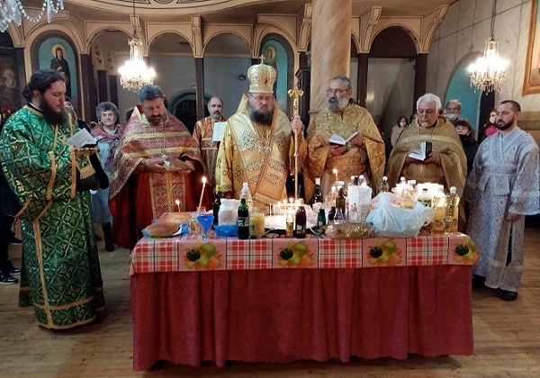 Врачанският митрополит Григорий донася Благодатния огън