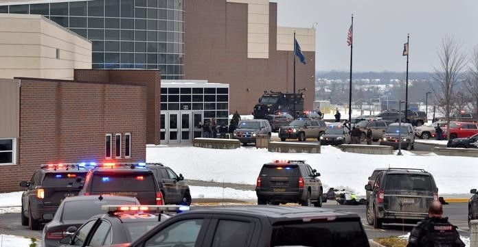 Тинейджер стрялал по  съучениците си