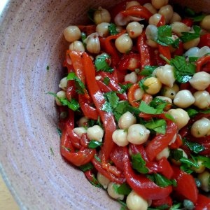 Салата с нахут и печени чушки