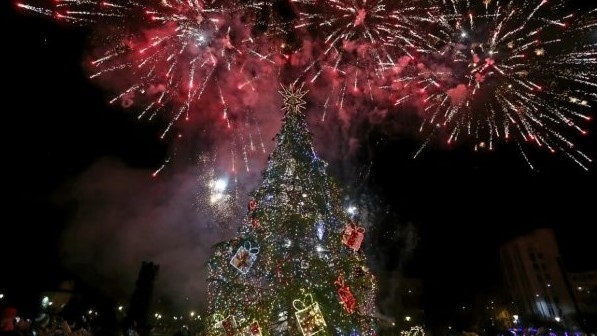 Светлините на елхата в София грейнаха днес