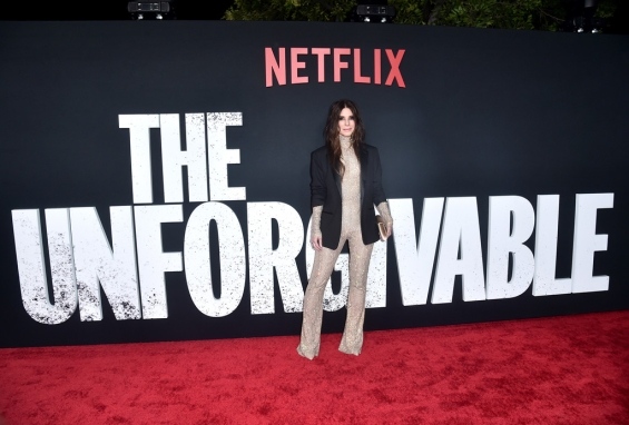 Сандра Бълок в блестящ гащеризон за премиерата на новия си филм за Netflix