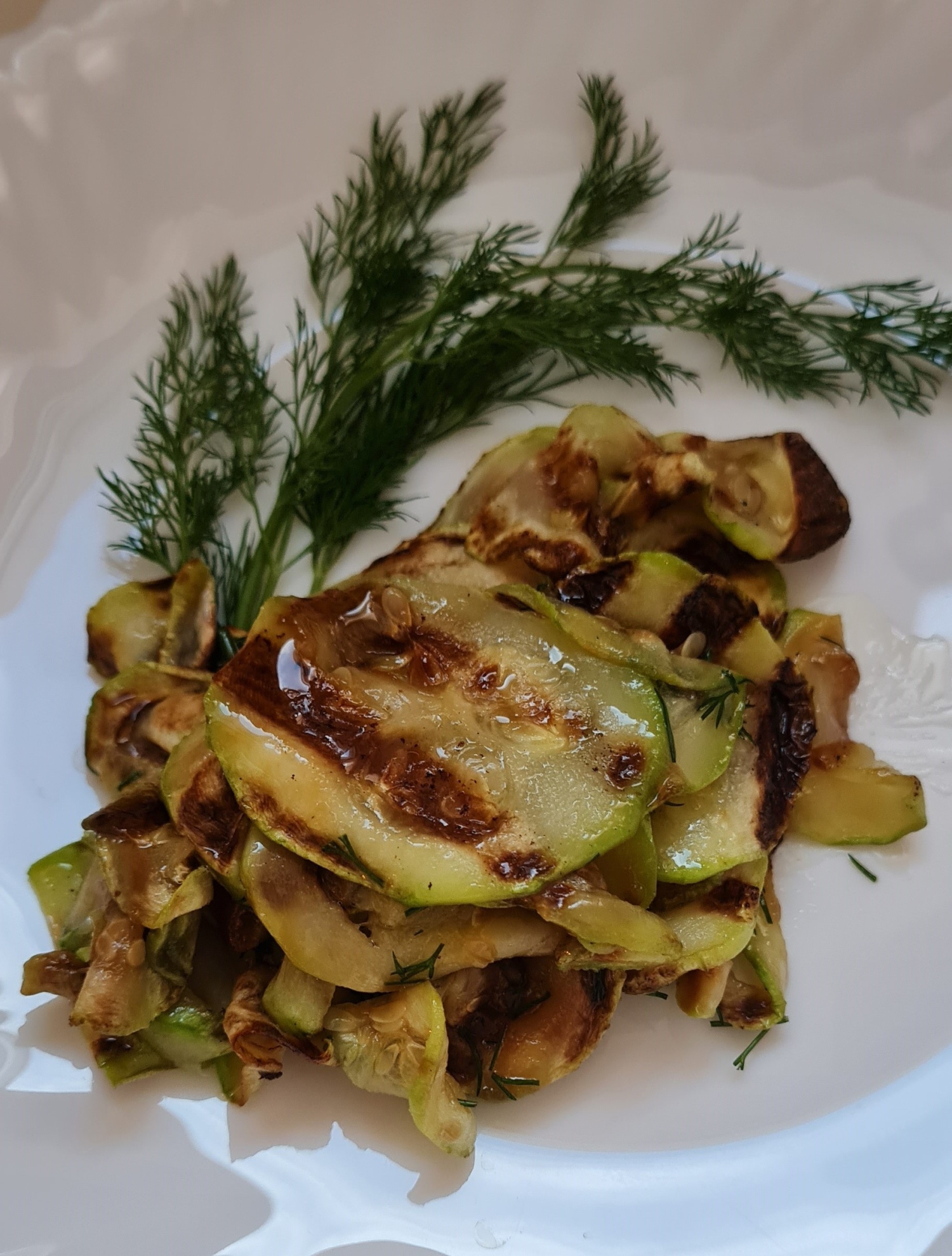 Тиквички с копър и чесън приготвени на скара