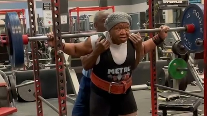 78-годишна състезателка по силов трибой (Видео)