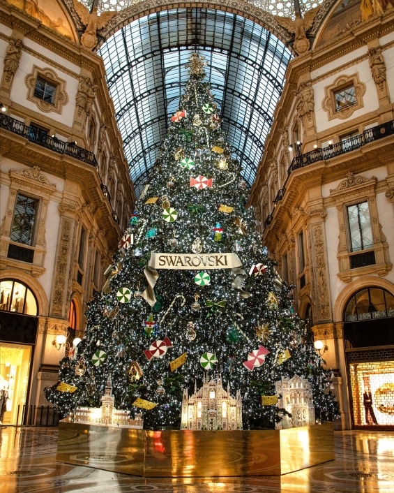 Коледната елха в Милано украсена с кристали „Сваровски“