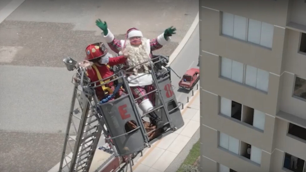 Дядо Коледа изненада пациенти с COVID-19 (Видео)