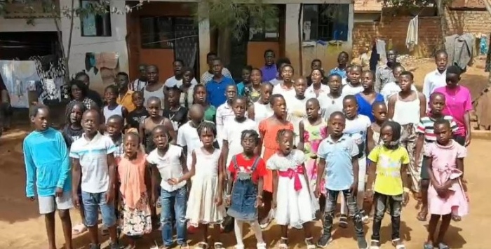 Деца от Африка изпълняват песен на Графа, Орлин Павлов и Любо Киров