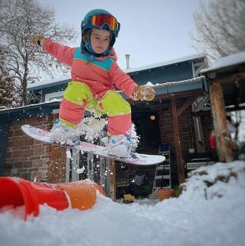 Великолепната Обри Сейдж кара сноуборд от 18-месечна възраст (ВИДЕО И СНИМКИ)