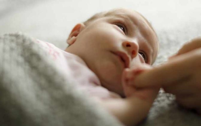 Бебе на два месеца казва първите думички (ВИДЕО)