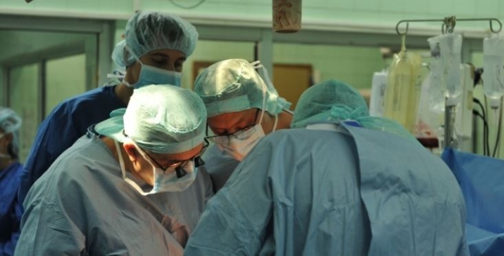 Гръцки лекари успешно пришиха откъсната ръка на дете