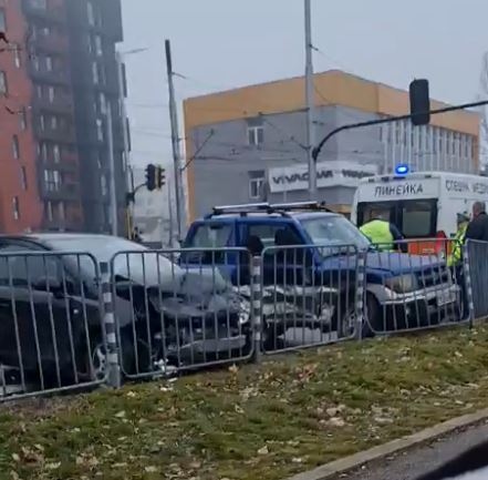 Катастрофа с трима ранени ограничи движението по Цар Борис III (Видео)