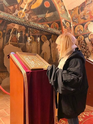 Лили Иванова на молитва в Кремиковския манастир