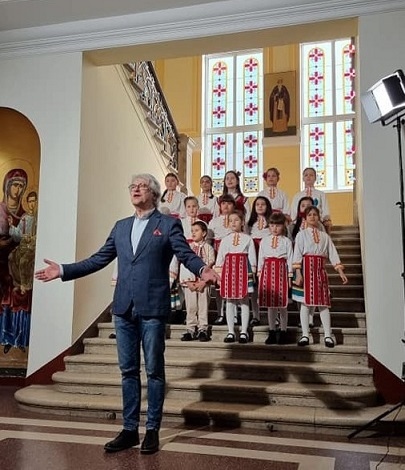 Орлин Горанов пее с деца от Сливница за Освобождението