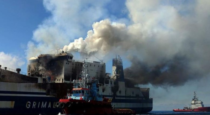 Има сигнал от оцелял на фериботa край гръцкия остров Корфу