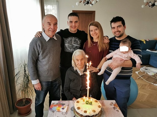 Майката на доц. Атанас Мангъров чукна стотака в пълна кондиция