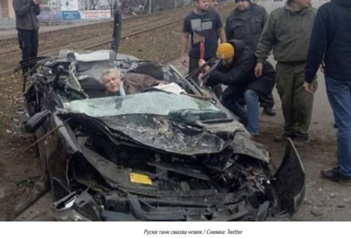 Тежък БТР смаза автомобил с човек вътре