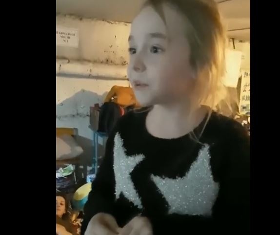 Малката Амелия,  просълзи света с песен от филма „Замръзналото кралство”(ВИДЕО)