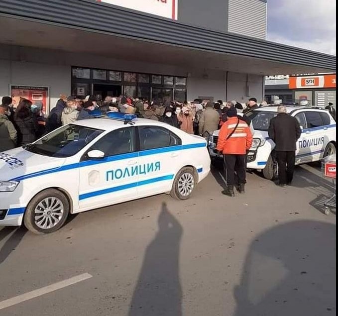 Мъж почина, докато чака на опашка за олио(ВИДЕО)