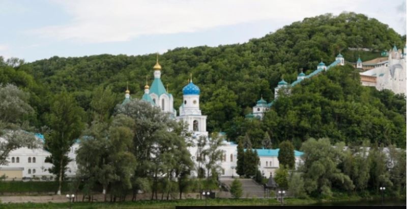 Бомбени удари над Светогорската лавра, приютила 520 бежанци(ВИДЕО)