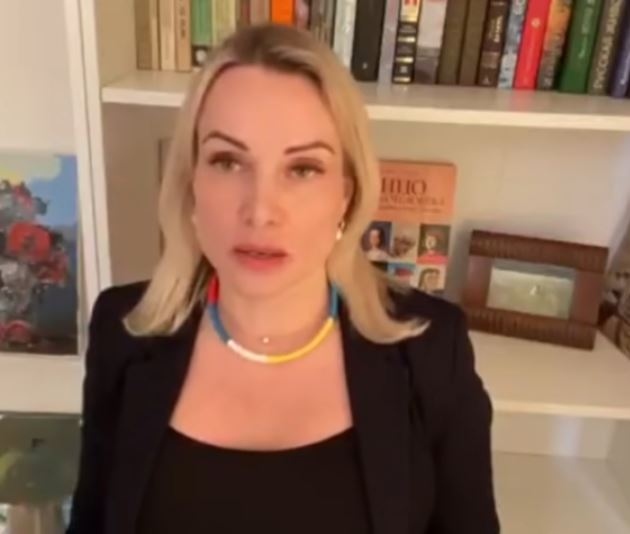 Журналистка с плакат срещу войната в студиото на държавния руски „Първи канал” (ВИДЕО)