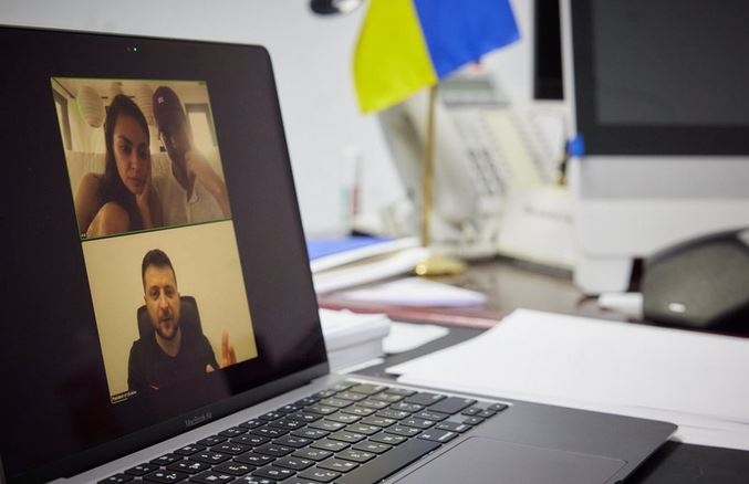 Зеленски благодари на Аштън Къчър и Мила Кунис за събраните пари за Украйна