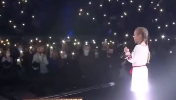 Малката Амелия която трогна света с гласа си отново запя (ВИДЕО)