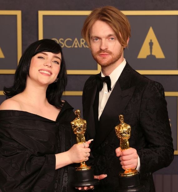 Били Айлиш и Финиъс О’Конъл с Оскар за парчето „No Time To Die“