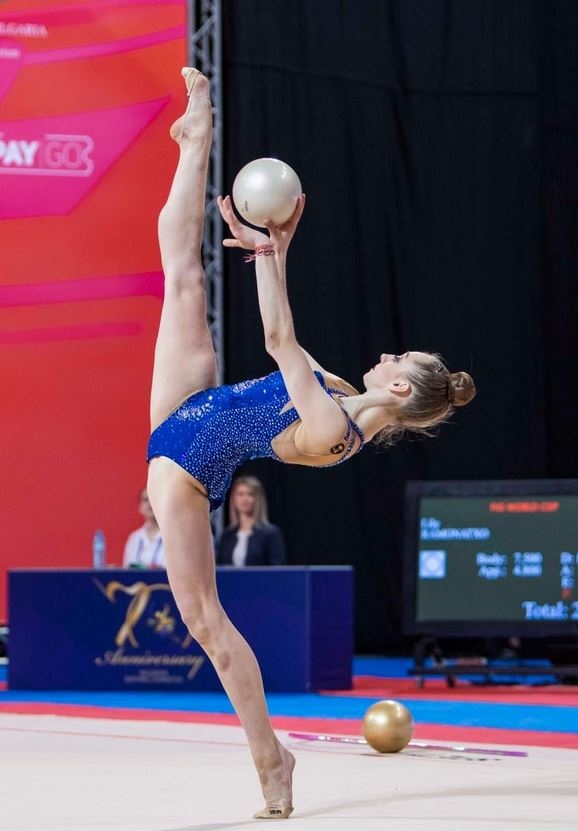 Калейн със злато на обръч и топка на Световната купа