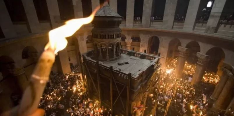 Премиерът Петков предложи самолет за Благодатния огън