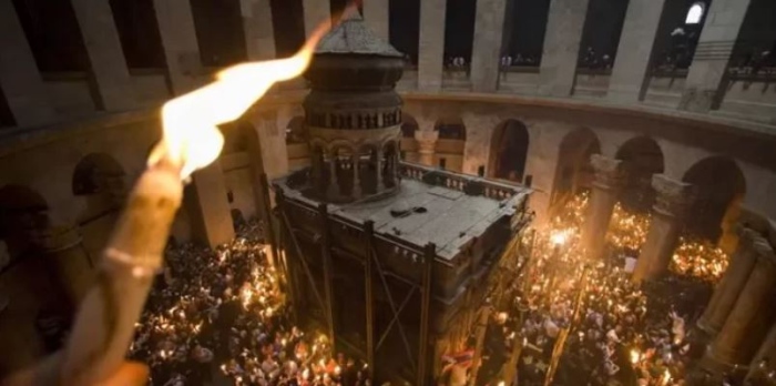 Премиерът Петков предложи самолет за Благодатния огън