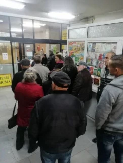 Пенсионери се редят на дълги опашки за великденските добавки