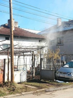 Пожар изпепели дома на многодетно семейство  (СНИМКИ)