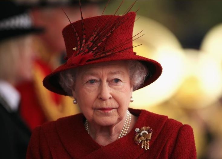 Кралица Елизабет II наруши традиция на британския кралски двор (ВИДЕО)