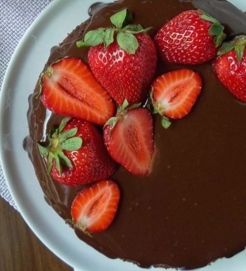 Сурова шоколадова торта с ягодов крем (ВЕГАН)