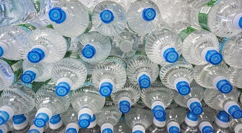 Доброволци на БЧК раздават минерална вода в горещините