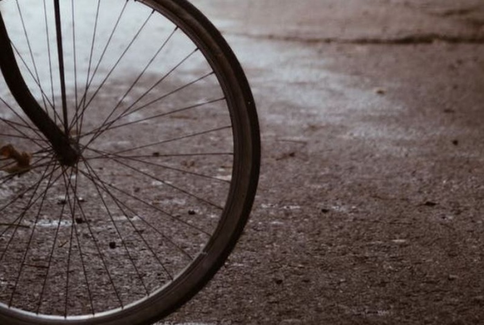 МВР издирва велосипедист, блъснал майка с бебешка количка и е избягал