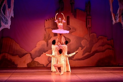 Празнично настроение с „Лешникотрошачката“ в неделя