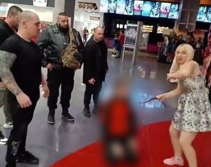 Момчето от скандалния клип с Емили Тротинетката разкри как се е озовало на четири крака! (ВИДЕО)