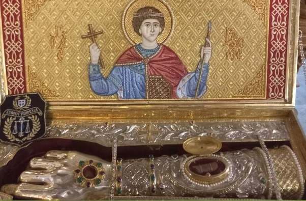 Показват част от мощите на св. Георги Победоносец