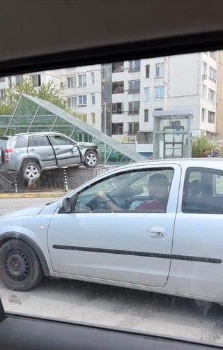 Безумия с джип в метростанция и коли-факли (ВИДЕО)