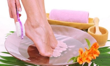 Ябълков оцет и кислородна вода за меки пети